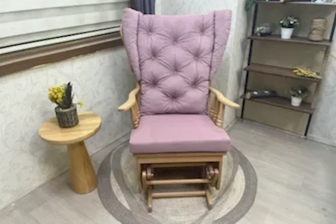 MAMA PUFLU SALLANAN SANDALYE, ANKA PEMBE, NATUREL AHŞAP