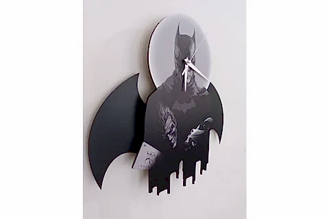 BATMAN SALLANIR SARKAÇLI DEKORATİF DUVAR SAATİ