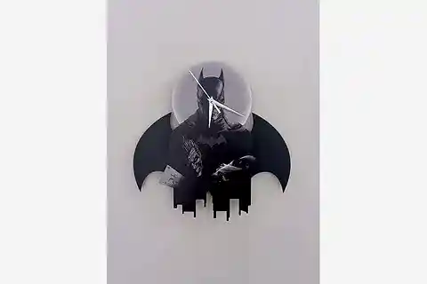 BATMAN SALLANIR SARKAÇLI DEKORATİF DUVAR SAATİ