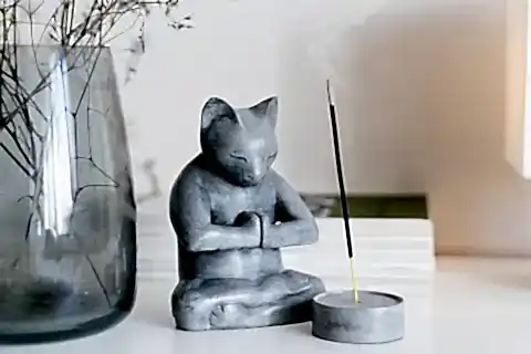 BETON MEDİTASYON KEDİ TÜTSÜLÜK