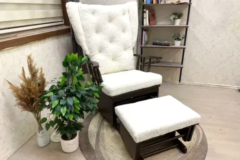 MAMA PUFLU SALLANAN SANDALYE, TEDDY KREM, CEVİZ AHŞAP