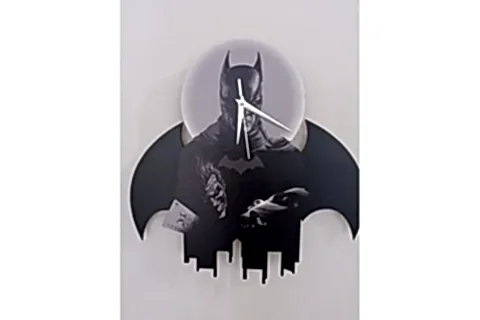 BATMAN SALLANIR SARKAÇLI DEKORATİF DUVAR SAATİ