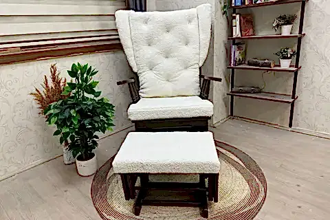 MAMA PUFLU SALLANAN SANDALYE, TEDDY KREM, CEVİZ AHŞAP