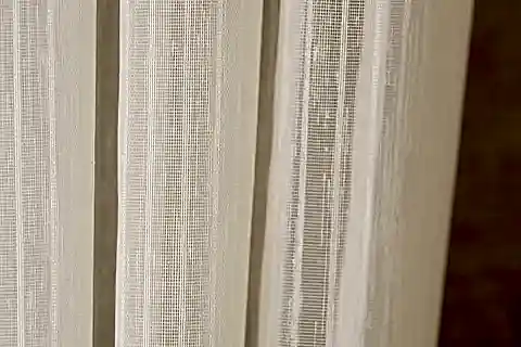 İNCE ÇİZGİLİ ŞANTUKLU TÜL KREM 1-2,5 ORTA SIK PİLE 100X260
